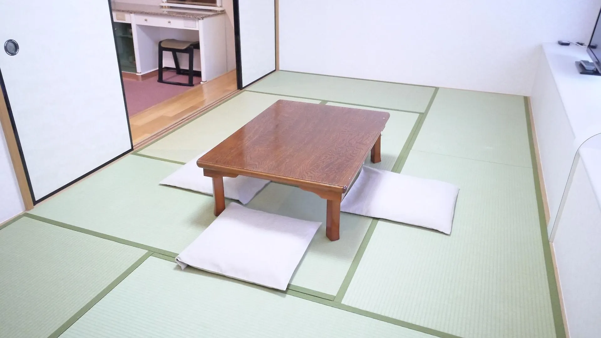 U-Community Hotel Higashi-osaka 3*,  Japonsko
